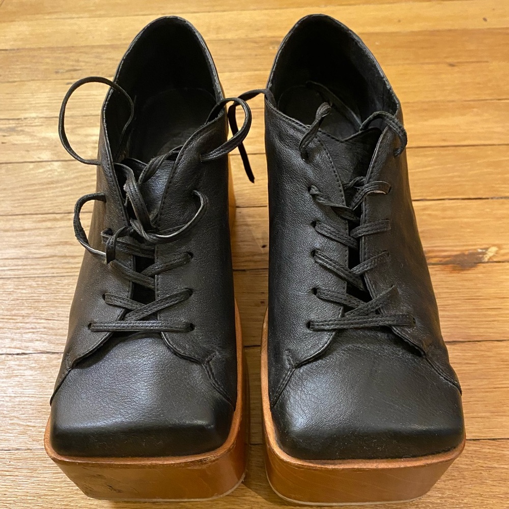 Upcycled leather and wood platform shoes. SIZE W39 eu.
